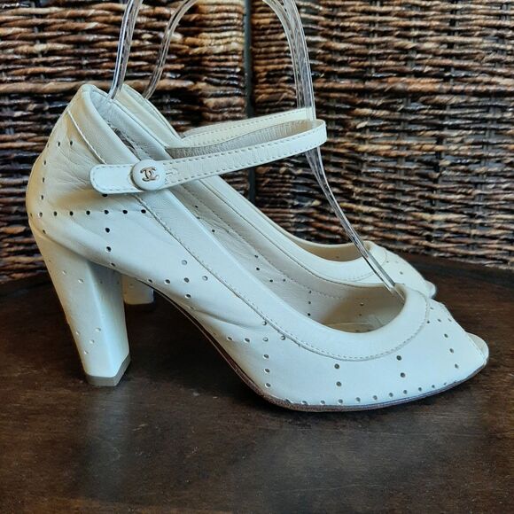 CHANEL Peep Toe Mary Jane Pumps 38 Cream Perforated Leather Heels Logo Old Money - Picture 1 of 15